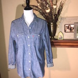 ⭐️Levi’s boyfriend fit denim shirt.